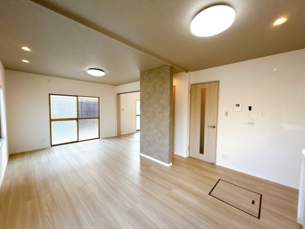 【居間・リビング】 | 仲介手数料無料！厚狭小学校に通えるリフォーム済み中古住宅　山陽小野田市山川 | ゆったりとしたリビングは家族の団らんがはずみますね♪