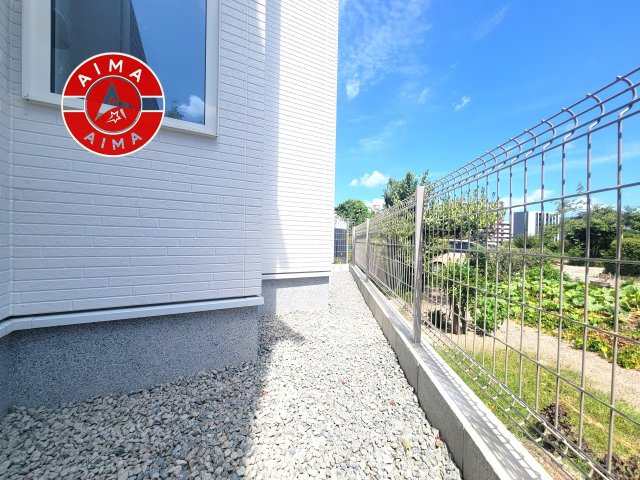福岡市城南区飯倉1丁目第1-4棟（1号棟）のバルコニー|風をしっかりと感じられるバルコニーでは、毎日が洗濯日和です。広々としているので洗濯も楽しくなるでしょうし、気分転換にバルコニーからの眺めを楽しむのもいいでしょう。