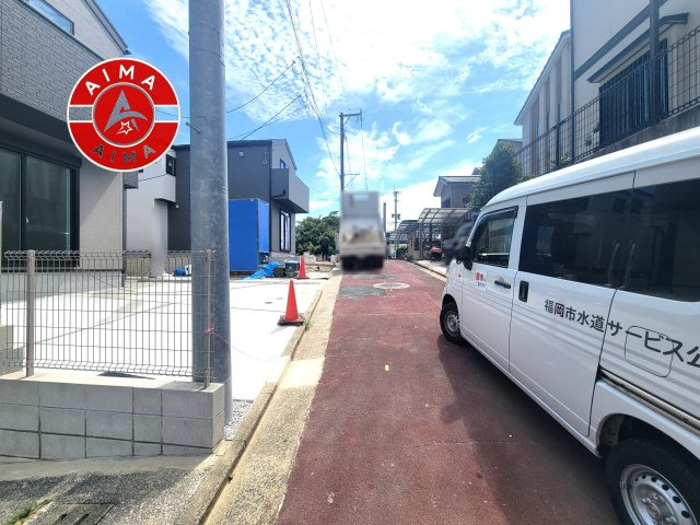 福岡市城南区飯倉1丁目第1-4棟（1号棟）の前面道路含む現地写真|前面道路は閑静な住宅地をはしる車通りの少ない道路。お車の出し入れが苦手なママや小さなお子様にも安心ですね。しっかり舗装もされているので、ベビーカーや自転車で通っても快適に通行できます。