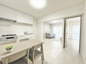 【居間・リビング】 | エクレール第弐相模原 | ナチュラルな木目調の床から木の温もりを感じられます。