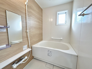 【浴室】 | エクレール第弐相模原 | 窓のあるお風呂は明るく、換気が出来て助かりますね。