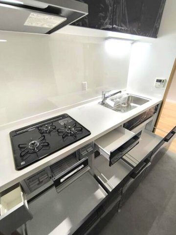 カサベラ鷹取南館のキッチン|収納たっぷりなので調理器具や調味料も出し入れしやすいですね。
