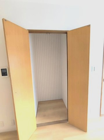 カサベラ鷹取南館の収納|リビングダイニングにある物入は、掃除機や日用品のストックなど色々な収納に使えて便利
