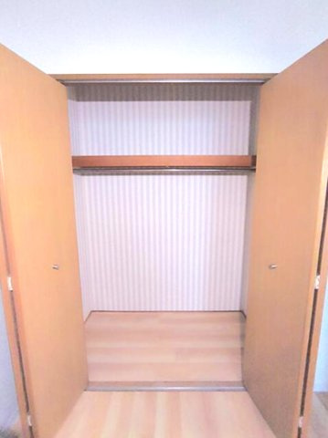 カサベラ鷹取南館の収納|クローゼット完備でたくさんのお洋服の収納も困りません
