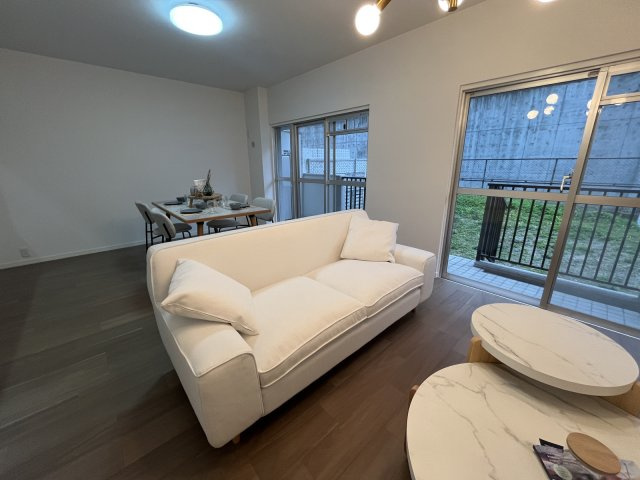 チサンマンション小笹の居間・リビング|窓が大きいので陽当たりよくあたたかい雰囲気のお部屋になりそうですね♪