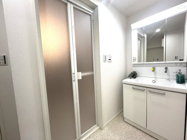 チサンマンション小笹の独立洗面台|
個人的に、リフォームするならこだわりたいランキング第1位！！洗面です。収納豊富な3面鏡は朝の強い味方です☆