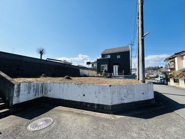 日の出町平井　売地！42坪角地お好きなハウスメーカーで建築可能です♪の前面道路含む現地写真