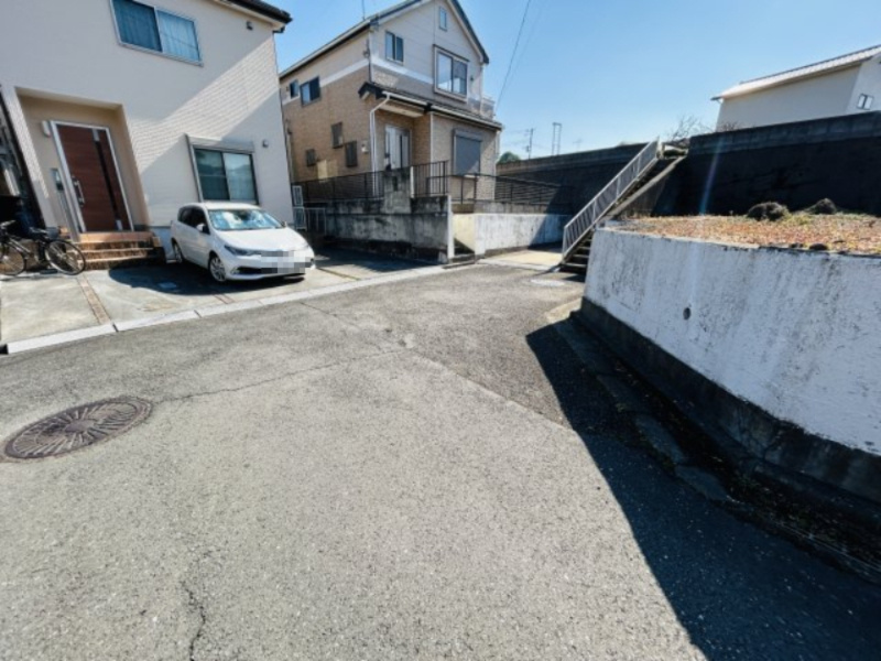 日の出町平井　売地！42坪角地お好きなハウスメーカーで建築可能です♪の前面道路含む現地写真