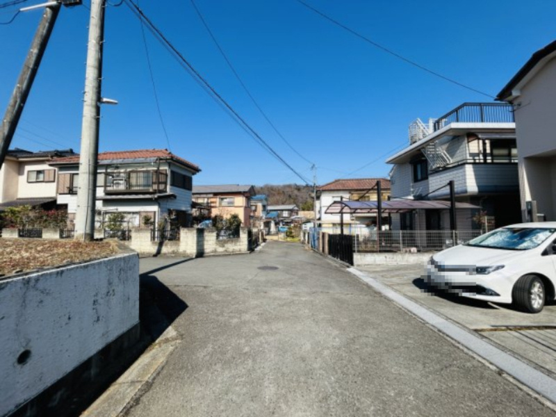 日の出町平井　売地！42坪角地お好きなハウスメーカーで建築可能です♪の前面道路含む現地写真