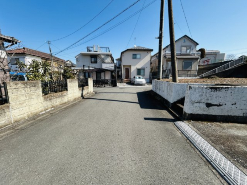 日の出町平井　売地！42坪角地お好きなハウスメーカーで建築可能です♪の前面道路含む現地写真