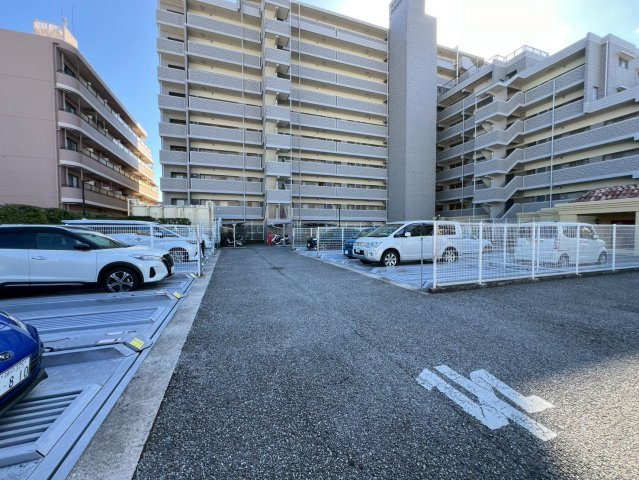 エスリード伊丹南本町の駐車場