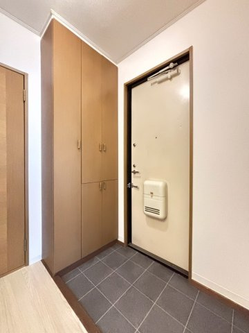 フレンドコーポB棟の玄関