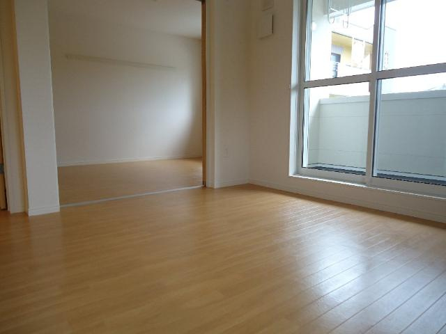 加古川市尾上町安田のアパートの居間・リビング|リビング３