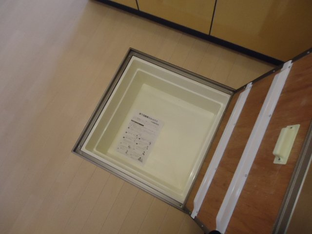 加古川市加古川町中津のアパートのキッチン|床下収納