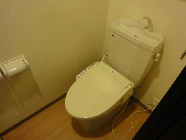 加古川市尾上町今福のアパートのトイレ|シャワー付トイレ