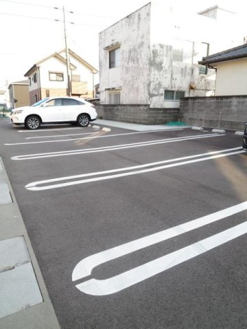 クラール　安宅Ａの駐車場