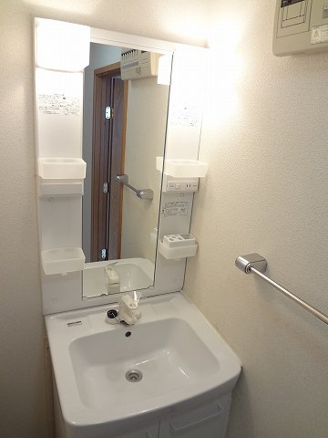 グレイスランド鳴門Ａの洗面所|ゆったりとスペースのある洗面所