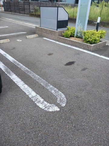 エヴェリーナⅢの駐車場