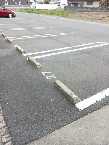 コッティ　クワハラⅡの駐車場