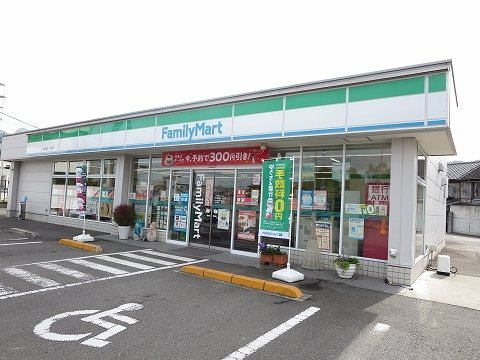 コッティ　クワハラⅡの周辺|ファミリーマートさんまで840m