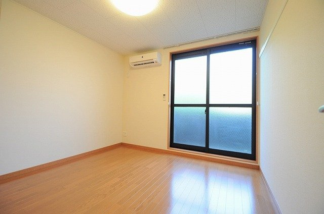 レオパレス友沢の洋室