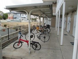 レオパレス友沢のその他共用部分|屋根付き駐輪場