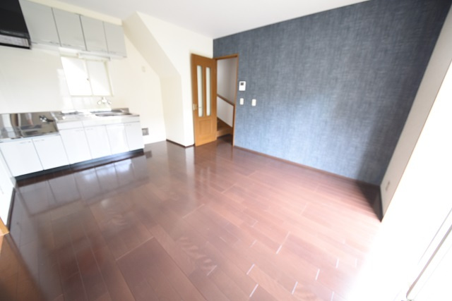 山手1丁目戸建A棟の居間・リビング