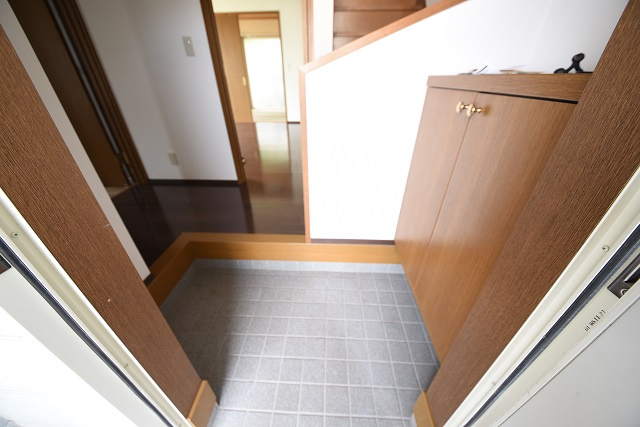 山手1丁目戸建A棟の玄関