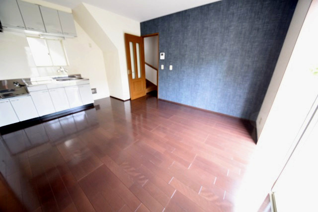 山手1丁目戸建A棟の居間・リビング