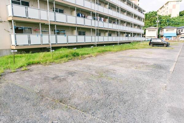 ビレッジハウス則松2号棟の駐車場