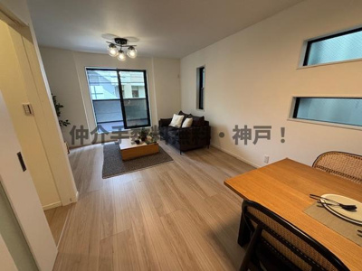 【居間・リビング】 | 神戸市須磨区大黒町1丁目　新築戸建　仲介手数料無料！ | こちらの居間で趣味の時間をお楽しみください