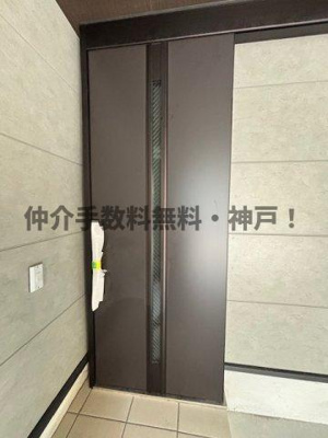 【玄関】 | 神戸市須磨区大黒町1丁目　新築戸建　仲介手数料無料！ | 落ち着いた玄関です