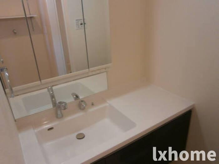 サンスクエア千里万博　Ａ棟の独立洗面台|朝の支度にも助かる、独立の洗髪洗面化粧台