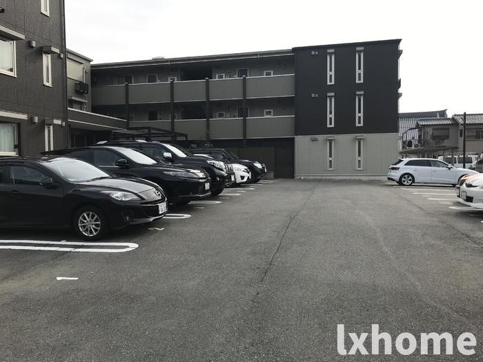 サンスクエア千里万博　Ａ棟の駐車場|車をお持ちの方に嬉しい駐車場付きの物件です