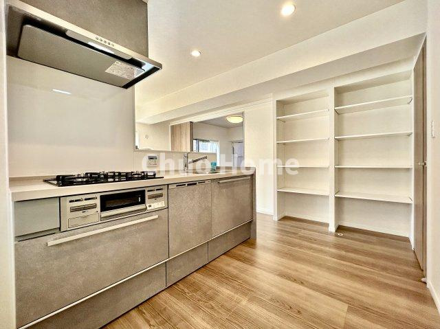 蔵前コヤマハイツのキッチン|ワイドで収納豊富なシステムキッチン