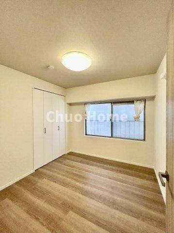 蔵前コヤマハイツの寝室|【寝室】心と体をゆったりと安らげる主寝室。寝室のゆとりが大きい分だけ、暮らしの安らぎは深まります。一日の疲れを癒すだけでなく、ご夫婦の親密な語らいを紡ぎ出します