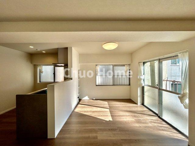 蔵前コヤマハイツのキッチン|視界に広がりを生むオープンなキッチン。料理や片付けをしながら、家族との会話を楽しんだり、リビングで遊ぶ子どもを見守れます。ご見学時には家具の配置などもイメージしながらぜひご覧になって見て下さい。