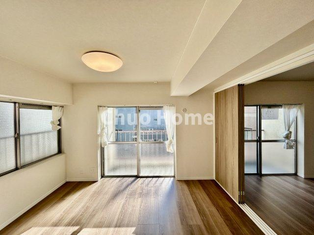 蔵前コヤマハイツの居間・リビング|【リビングダイニング】一日の中で多くの時間を過すことになるリビングダイニングだからこそ、いつも穏やかな空間であることが必然。爽やかな通風と採光を存分に感じる事が出来る空間です。