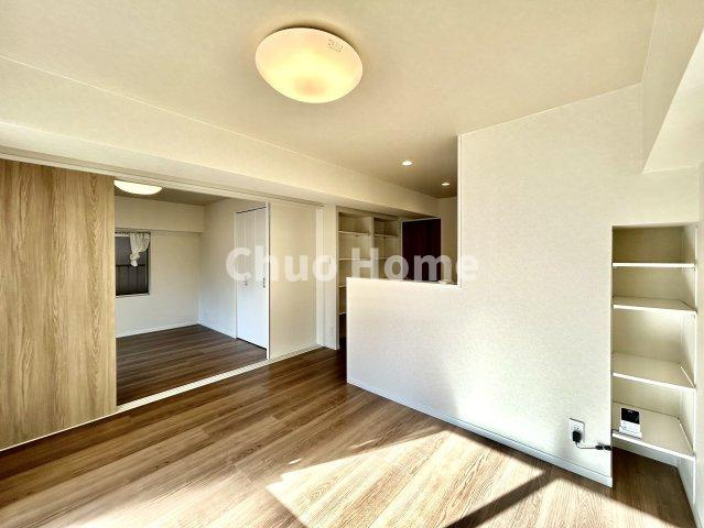 蔵前コヤマハイツのダイニング|【ダイニング】忙しい朝でも、しっかり家族が揃って食事をして頂けるゆとりある大きさのダイニングスペース。奥様が作る手料理をカウンター越しに受けとって頂き、テーブルで囲む素敵な時間を存分に愉しんで下さい。