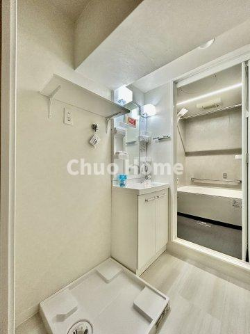 蔵前コヤマハイツのランドリースペース|【ランドリースペース】担当者がスケールを持ち歩いておりますので、ご見学時には現在お使いの洗濯機などがきちんと収まるかなどもチェックして下さい。見学前に測っておくと非常に便利だと思います。