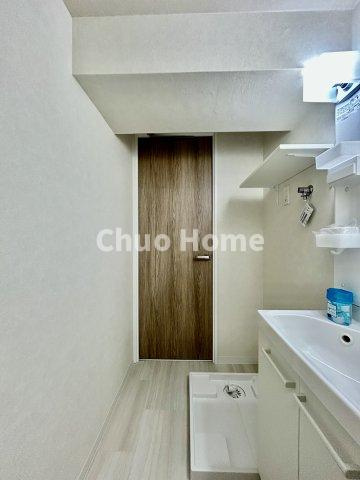 蔵前コヤマハイツの脱衣所|【洗面所】明るい洗面所は朝をすっきりさせてくれる空間です。バタバタしている忙しい朝でも収納が多い洗面台では短い時間で効率良く支度ができます。