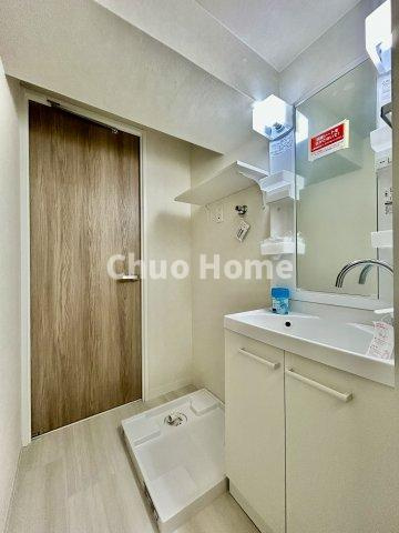 蔵前コヤマハイツの独立洗面台|【洗面化粧台】身だしなみを整えやすい事はもちろんですが、鏡の後ろに収納スペースを設ける事により、散らかりやすい洗面スペースをすっきりさせる事が出来るのも嬉しいですね