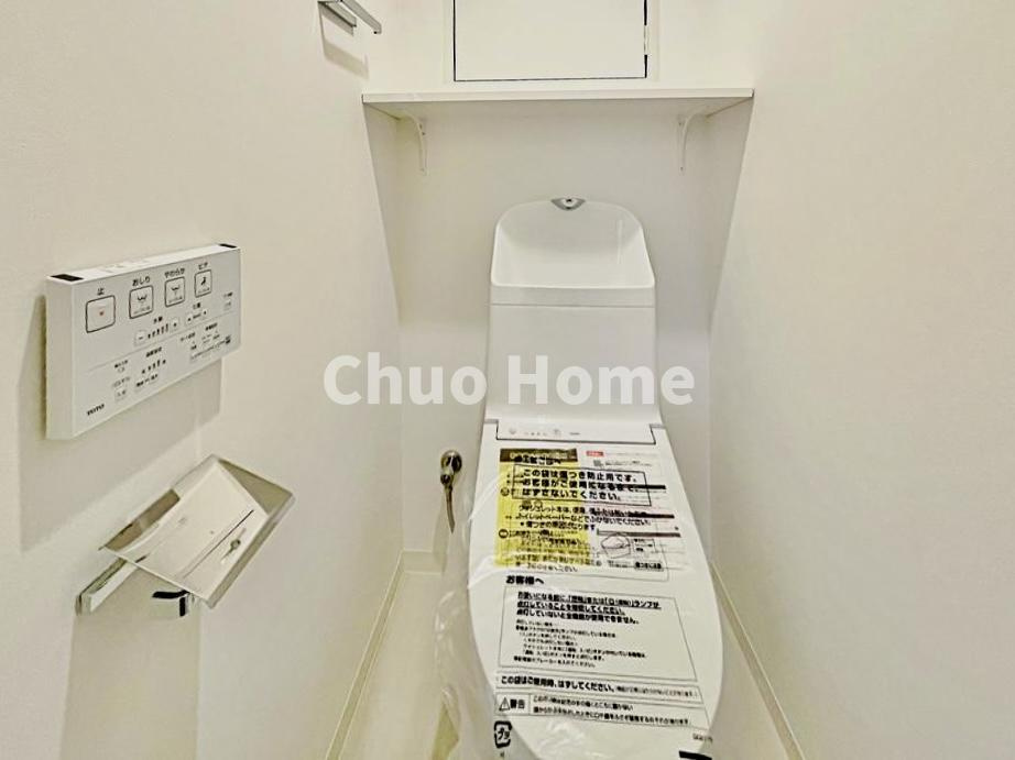 蔵前コヤマハイツのトイレ|【トイレ】 収納スペースをしっかりと確保した温水洗浄便座機能付きトイレ。温水洗浄便座は清潔にお使いいただくための大切なアイテムです。