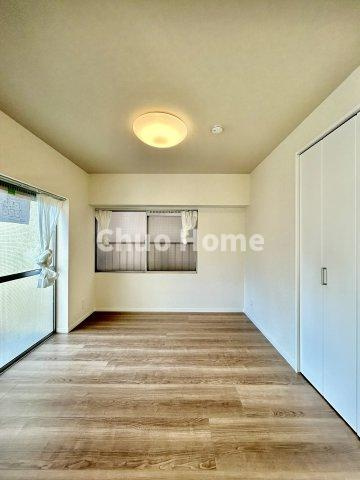 蔵前コヤマハイツの洋室|【洋室】快適に過ごす条件は、一人ひとり違います。だからこそ飾り過ぎないシンプルな内装と偏り過ぎないデザインで統一しております。居住していく中でオーナー様だけの【マイホーム】に創り上げて下さい