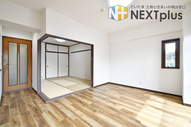 光建ハイムブリリアンス大宮公園の居間・リビング|南東向きの大きな窓から豊かな陽光が差し込む、約12帖の開放的なLDK。2025年2月に内装を一新した室内は、白を基調とした清潔感あふれる空間。家族の会話が弾む、明るく心地よい暮らしの主役となる場所。