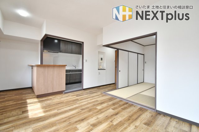 光建ハイムブリリアンス大宮公園の居間・リビング|LDKに隣接する6帖の和室を繋げれば、より奥行きのある大空間として活用可能です。普段はお子様の遊び場や家事スペースとして、来客時には扉を閉めて客間として。ライフスタイルに合わせた柔軟な使い方が魅力。