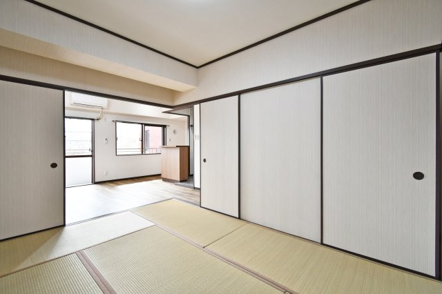 光建ハイムブリリアンス大宮公園の和室|和室：バルコニーからの陽光が心地よい、開放感あふれる6帖の和室。2025年2月に内装を一新し、清潔感のある空間に仕上げました。押入収納付きで客間や寝室として多目的に活躍します。