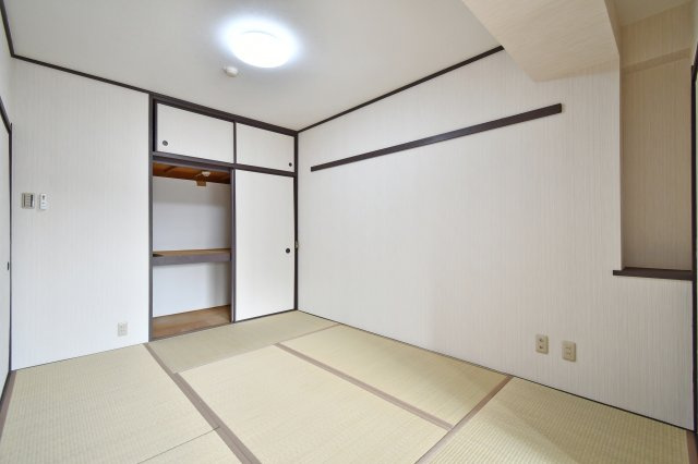 光建ハイムブリリアンス大宮公園の和室|和室：LDKと隣接し、引き戸を開放すれば広々とした一体空間として活用可能。小さなお子様の遊び場としても目が届きやすく安心。和の安らぎと洋の機能性が調和した、家族の笑顔が広がる憩いのスペース。