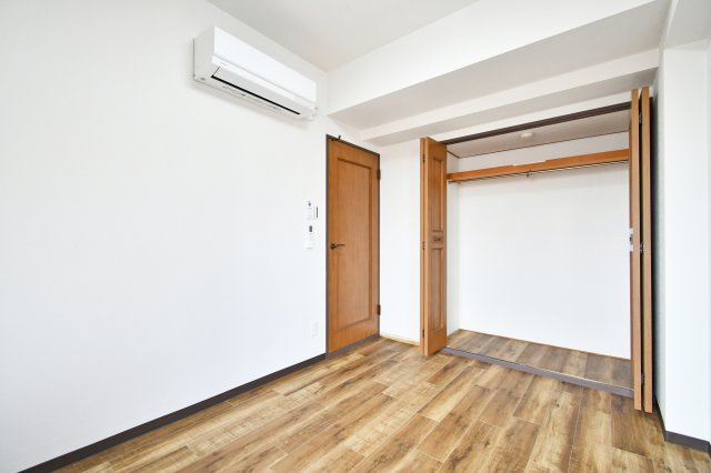 光建ハイムブリリアンス大宮公園の洋室|洋室①：5.6帖の洋室には、機能的なクローゼット付き。収納家具を最小限に抑えられるため、お部屋を広く有効に活用可能。全居室に収納を備えた、暮らしやすさに配慮した間取りです。