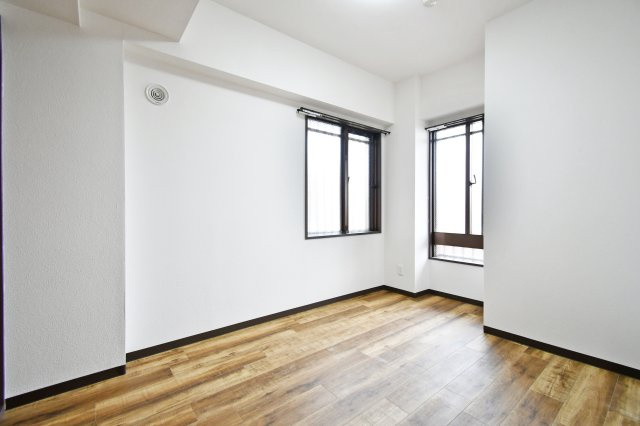 光建ハイムブリリアンス大宮公園の洋室|洋室①：北側の居室ながら、明るい色調のクロスとフローリングで清潔感のある空間に仕上げました。2025年2月に内装を一新しており、心地よいプライベート時間を過ごせる子供部屋や書斎におすすめ。